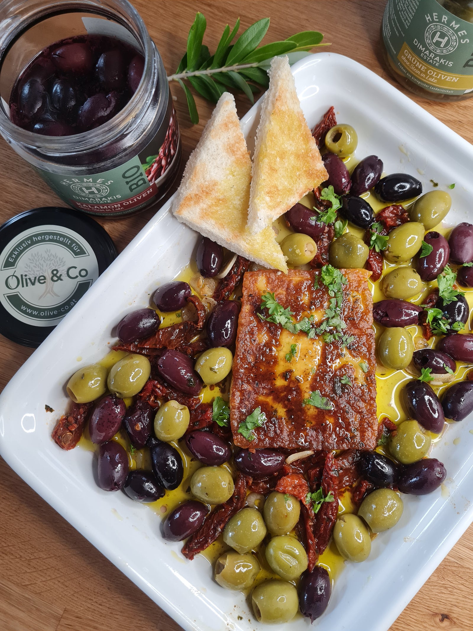 Mediterraner Grillkäse mit aromatischen Früchten des Olivenbaums