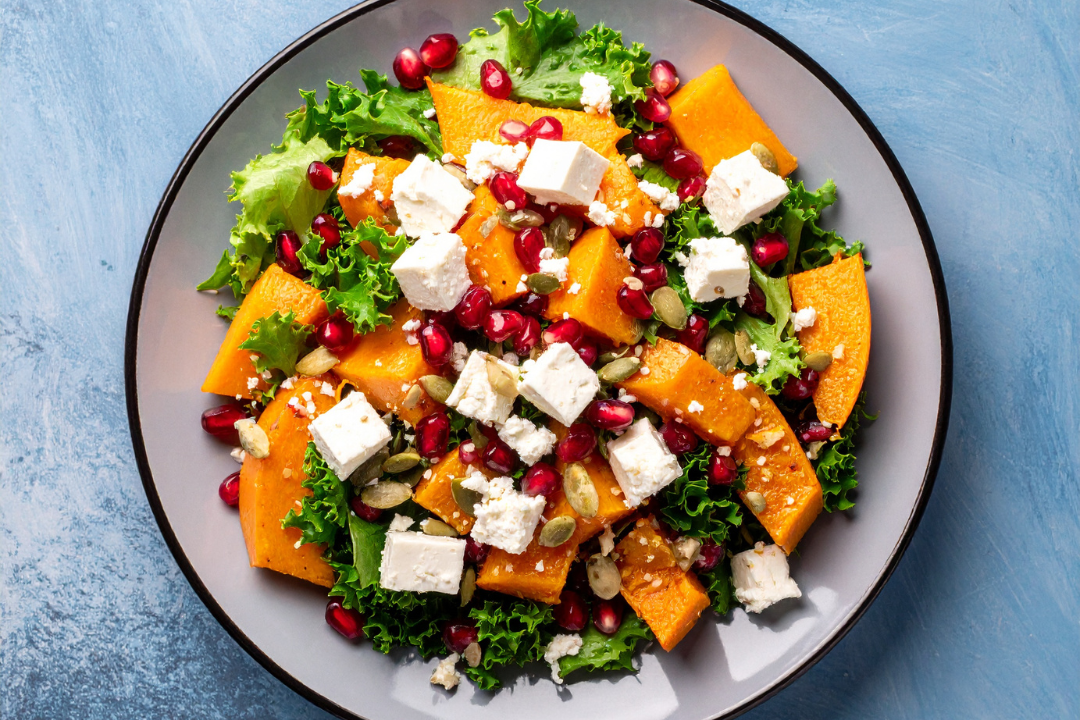 Herbstlicher Salat mit Kürbis, Feta & Granatapfel