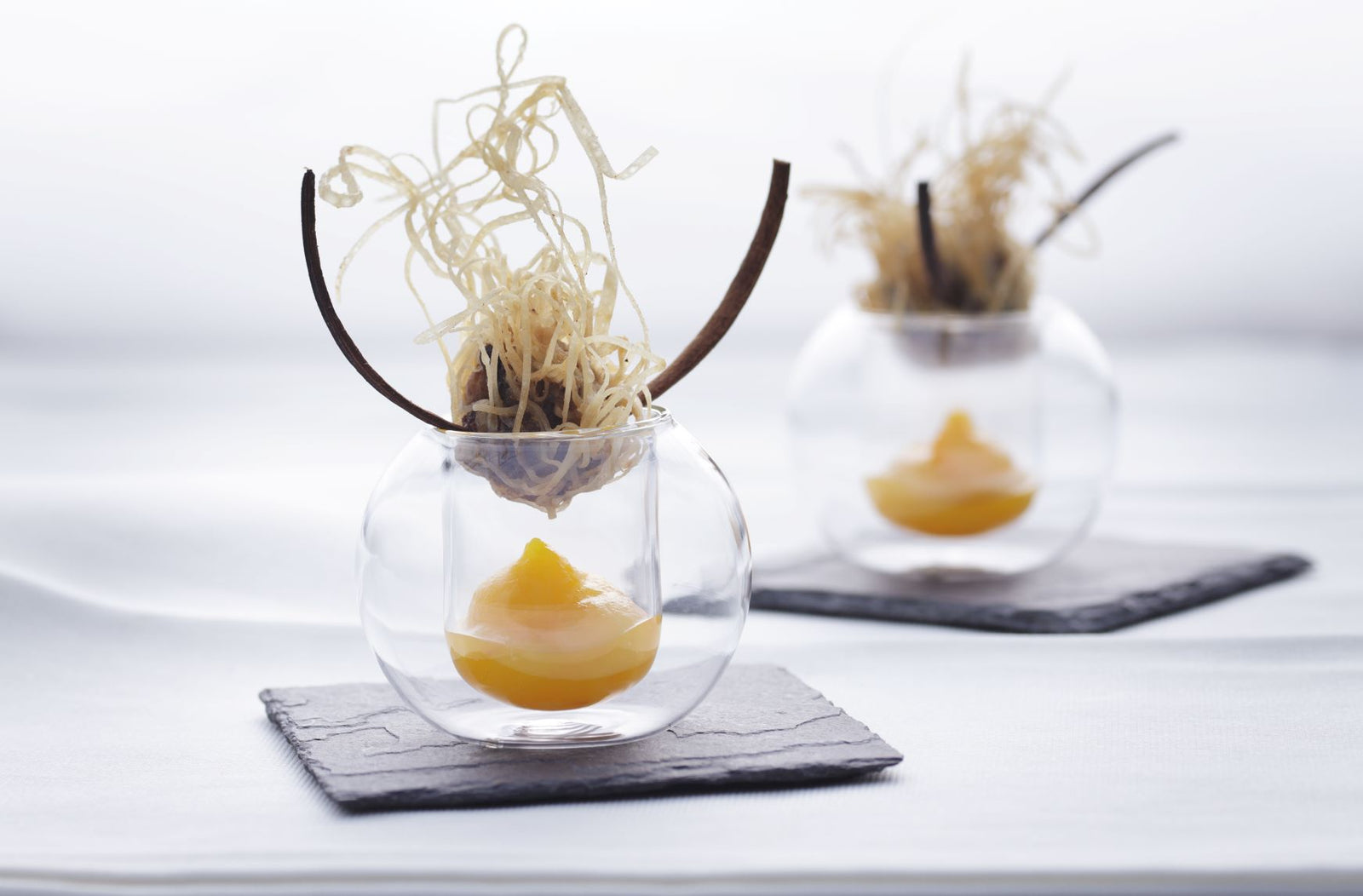 Meatballs vom Hirsch auf Zimtspieß mit saurem Safran-Apfelmus