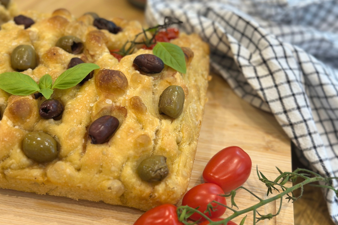 Focaccia mit Tomaten und Oliven