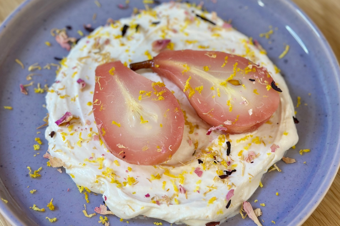 Hibiskus-Orange pochierte Birnen auf Kokos-Mascarpone-Mousse