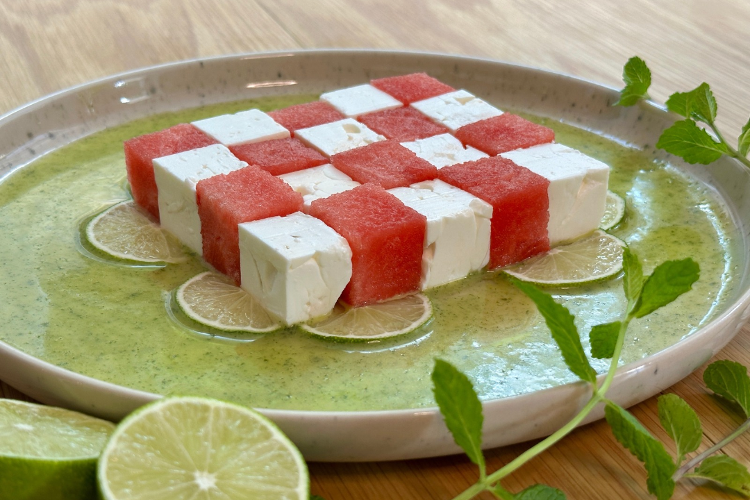 Wassermelonen-Feta-Schachbrett auf Limette-Minze-Dressing