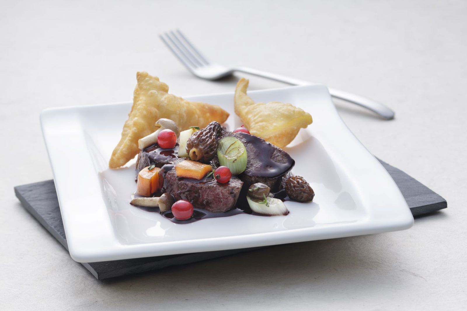 Wilder Hase sauer sautiert mit Pilzen, Beeren und gefüllten Ohren