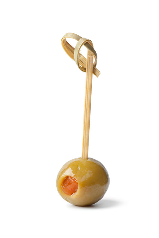 Grüne Oliven gefüllt mit roter Paprika in Lake - HERMES