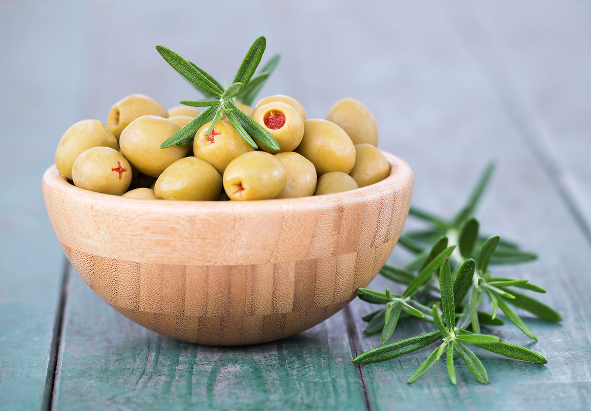 Grüne Oliven gefüllt mit roter Paprika in Lake - HERMES