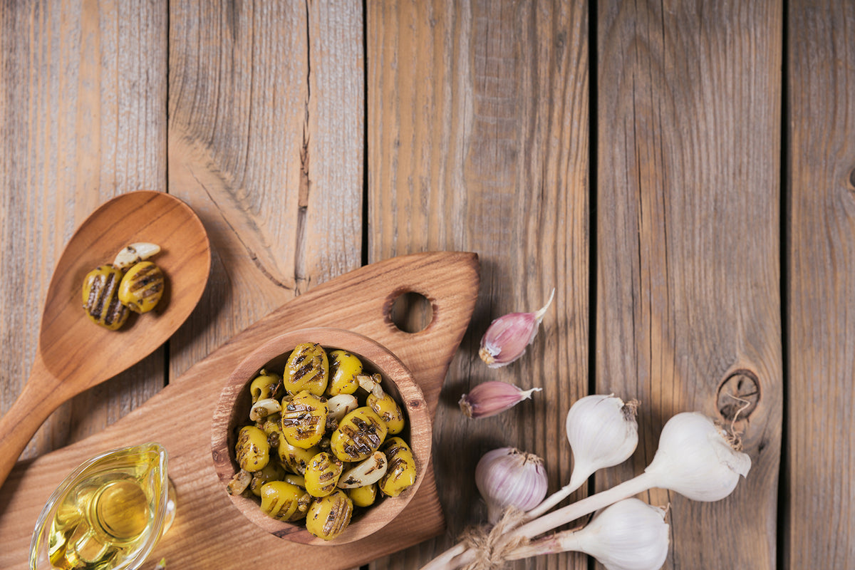 Grüne Oliven gefüllt mit Knoblauch in Lake - HERMES