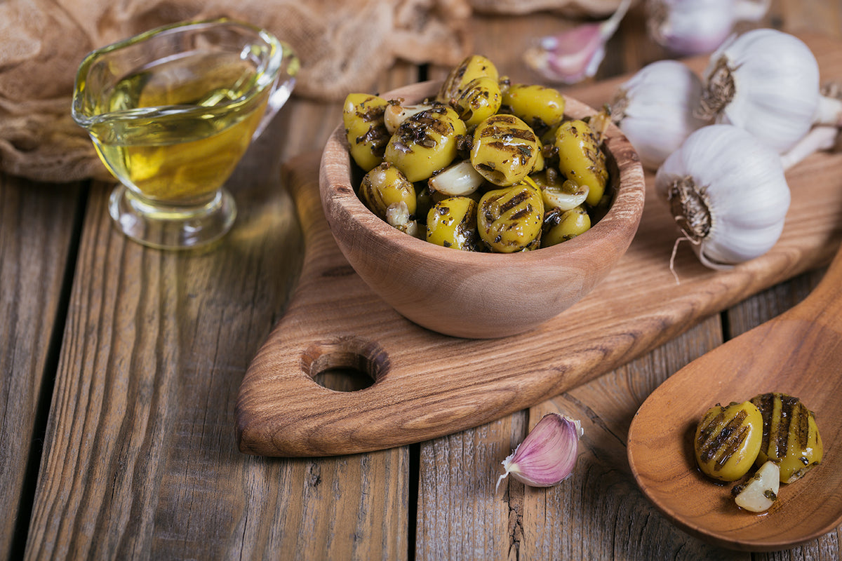 Grüne Oliven gefüllt mit Knoblauch in Lake - HERMES