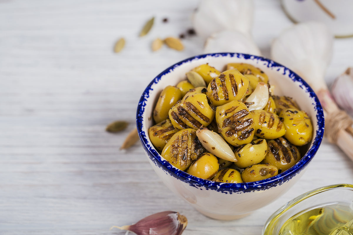 Grüne Oliven gefüllt mit Knoblauch in Lake - HERMES